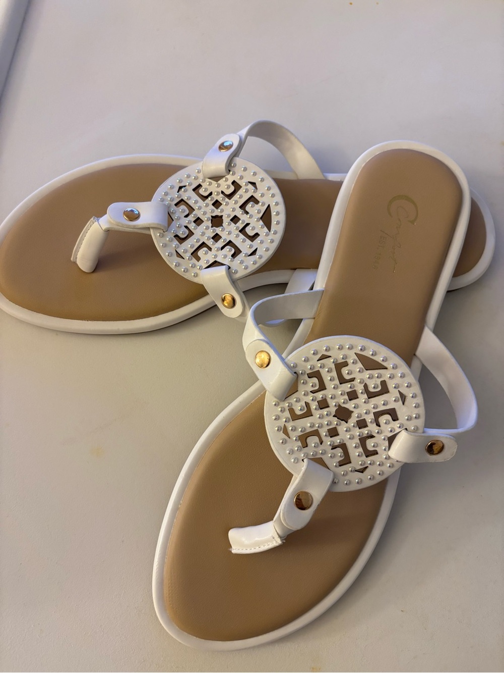 Cato women’s White Leather Thong Beaded Sandals with Gold Accents New! Size 9